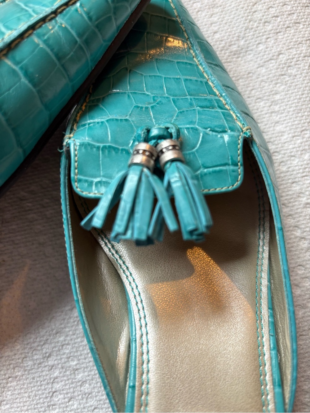 Vintage Unisa tassel turquoise kitten heels. Size 7. - Picture 4 of 4